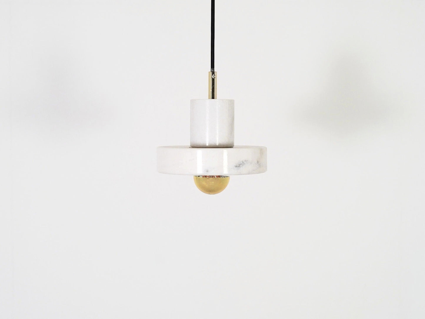 トムディクソンがデザインしたストーンLEDペンダントランプ